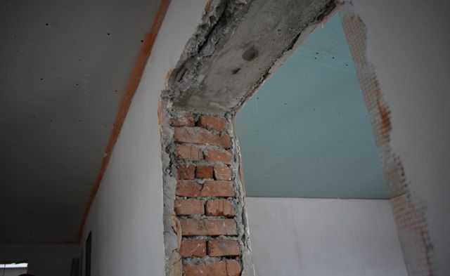 Gol de ușă într-un perete de zidărie, cu buiandrug din beton armat și zidărie din cărămidă aparentă