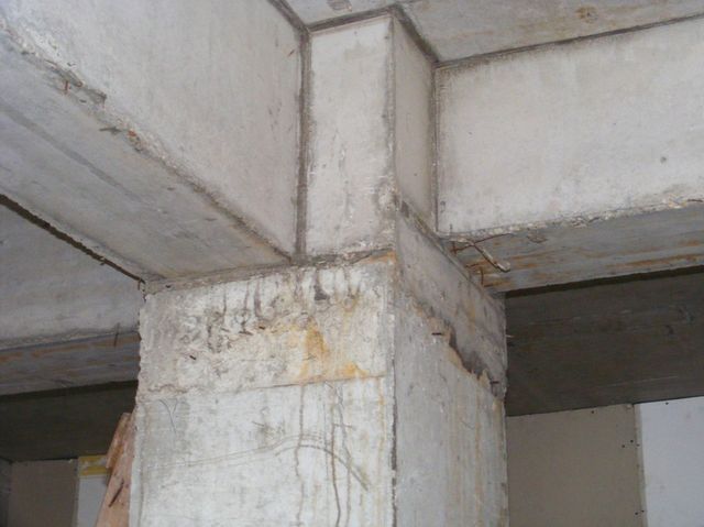 Nod de beton armat în care se întâlnesc grinzi, planșeu și stâlp.