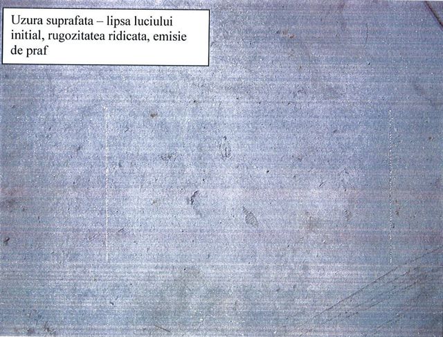 Suprafață de pardoseală fără luciu, cu aspect prăfuit